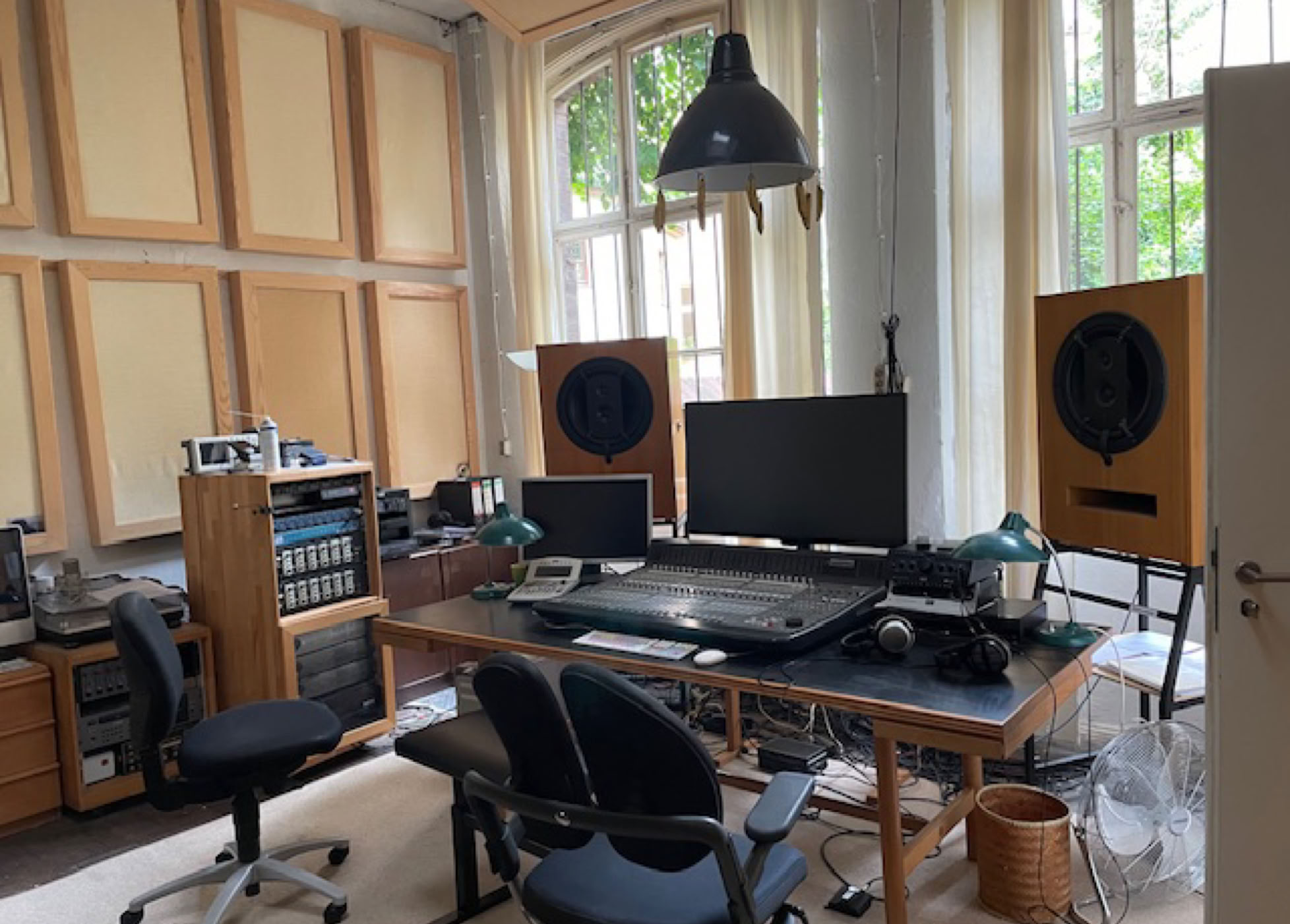 Regieraum im Tonstudio 